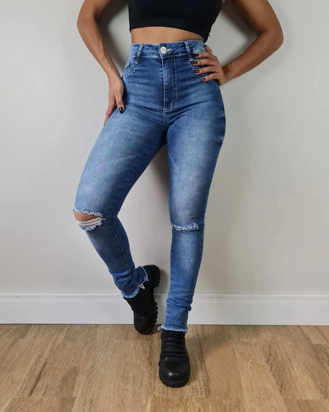 High-Waist Skinny-Jeans mit Rissen und Po-Betonung