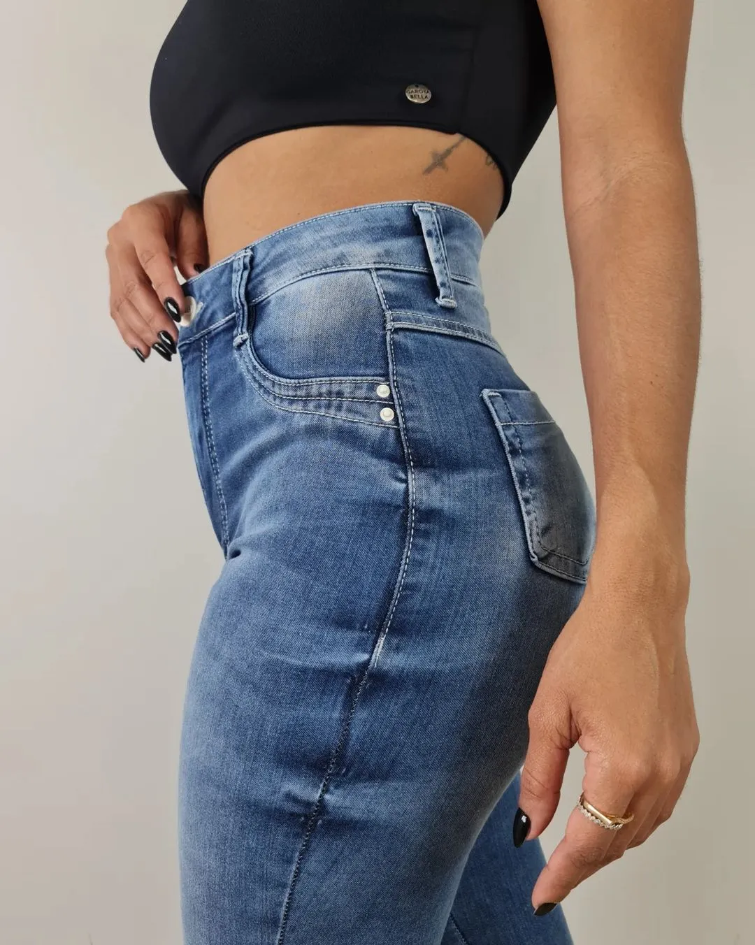 High-Waist Skinny-Jeans mit Rissen und Po-Betonung