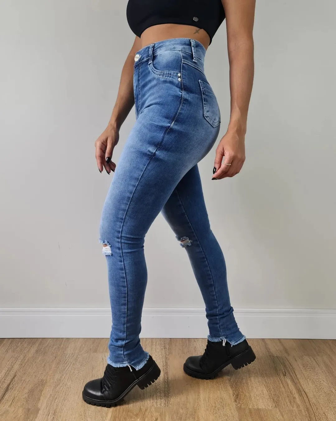 High-Waist Skinny-Jeans mit Rissen und Po-Betonung